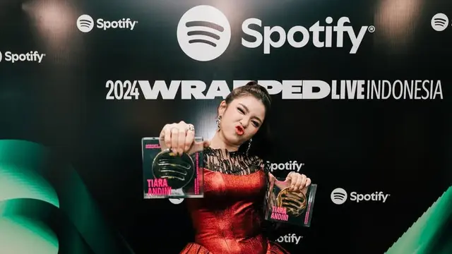 Tampilan Menawan Para Musisi Wanita Hadiri Acara Spotify.