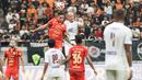 Duel pemain Persija Jakarta dan PSM Makassar pada pekan ke-22 BRI Super League 2025/2026 yang digelar di Jakarta International Stadium, Jumat (20/2) malam WIB. (Bola.com/Abdul Aziz)