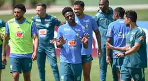 Pemain depan Brasil, Vinicius Junior (tengah), memberi isyarat selama sesi latihan sebagai bagian dari persiapan menghadapi pertandingan sepak bola Piala Dunia 2026 melawan Maroko di Fasilitas Latihan Columbia Park, Morristown, New Jersey, pada 9 Juni 2026. (MAURO PIMENTEL/AFP)