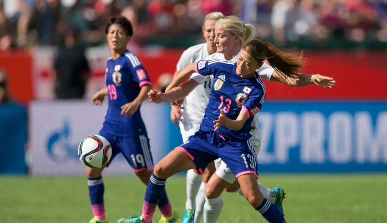 Rumi Utsugi berebut bola dengan Katie Chapman. (AFP PHOTO/Geoff Robins)