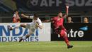 Pemain Timnas Indonesia, Manahati Lestusen (kanan), berduel dengan pemain Vietnam dalam laga leg pertama semifinal Piala AFF 2016 di Stadion Pakansari, Bogor, Sabtu (3/12/2016). (Bola.com/Nicklas Hanoatubun)