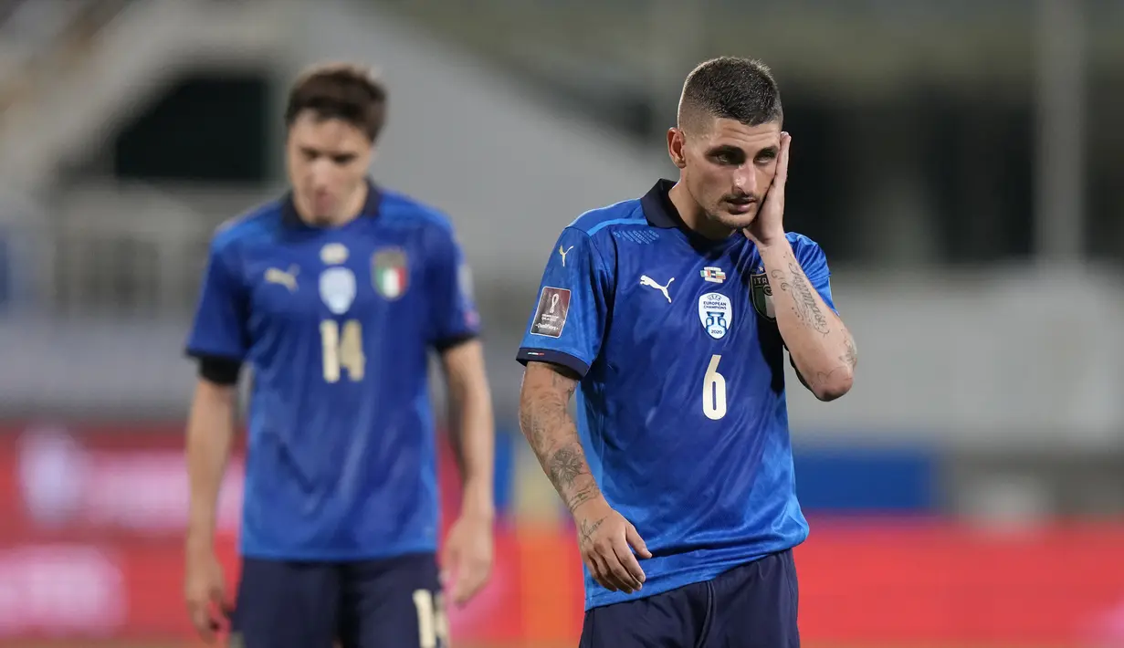 Pemain Italia Marco Verratti (kanan) dan Federico Chiesa berjalan di ujung lapangan saat melawan Bulgaria pada pertandingan sepak bola Grup C kualifikasi Piala Dunia 2022 di Stadion Artemio Franchi, Florence, Italia, Kamis (2/9/2021). Pertandingan berakhir dengan skor 1-1. (AP Photo/Luca Bruno)