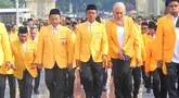 Ketua Umum Partai Golkar, Bahlil Lahadalia (tengah) bersama jajaran petinggi partai berlambang pohon beringin berjalan bersama sesaat tiba di Taman Makam Pahlawan (TMP) Kalibata, Jakarta, Senin (20/10/2025). (merdeka.com/Arie Basuki)