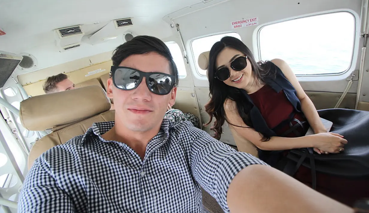 Potret kebahagiaan sangat terlihat pasangan ini. "Menikmati pemandangan Dubai dari udara adalah pengalaman yang luar biasa! Saya benar-benar berpikir bahwa Dubai dirancang untuk dilihat dari atas." tulis Franda. (Instagram/frandaaa87)