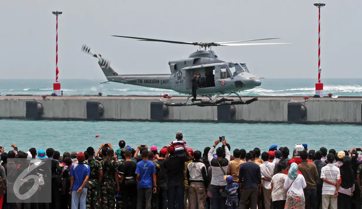 Warga menyaksikan gladi bersih HUT ke-70 TNI di Dermaga Indah Kiat, Cilegon, Banten, Sabtu (3/10/2015). Jelang HUT ke-70 TNI tersebut menjadi daya tarik tersendiri bagi warga untuk menyaksikan secara dekat atraksi TNI. (Liputan6.com/Immanuel Antonius)