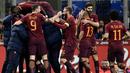 Para pemain AS Roma merayakan keberhasilan menaklukkan Inter Milan. Kemenangan ini membuat Roma kian kokoh di peringkat kedua Liga Italia, sementara Inter tertahan di posisi keenam. (AFP/Miguel Medina)