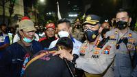 Kapolrestabes Surabaya Kombes Pol Akmad Yusep Gunawan saat mengawal demo buruh di Surabaya. (Dian Kurniawan/Liputan6.com)