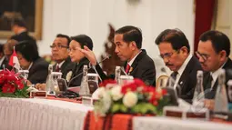 Presiden Joko Widodo saat berdiskusi dengan Perdana Menteri (PM) Norwegia, Erna Solberg di Istana Negara, Jakarta, Selasa (14/4/215). Kunjungan PM Norwegia Erna Solberg dalam rangka mempererat hubungan bilateral. (Liputan6.com/Faizal Fanani)