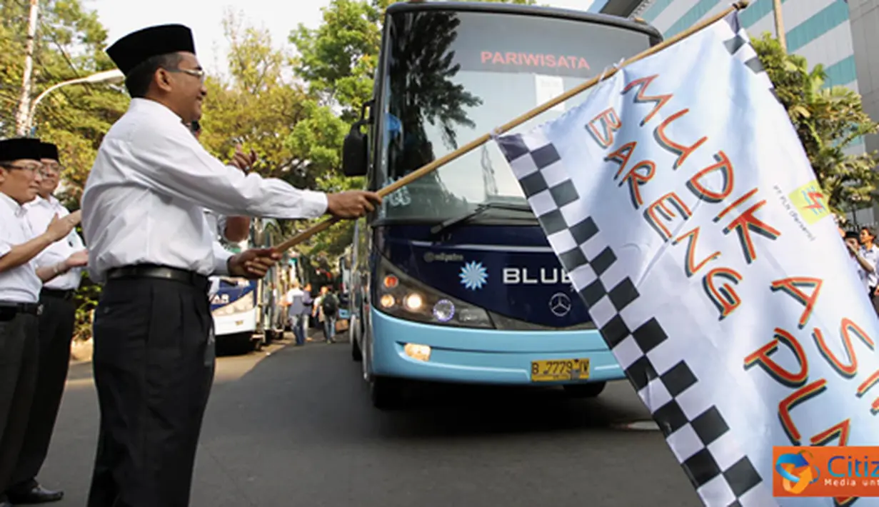 Citizen6, Jakarta: Direktur Utama PLN, Nur Pamudji melepas keberangkatan Mudik Asik Bareng PLN 2012 di Halaman Kantor PLN Pusat Jakarta pada, Jumat (17/8). (Pengirim: Agus Trimukti)