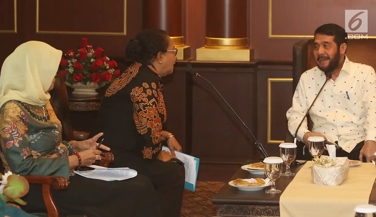 Menteri Pemberdayaan Perempuan dan Perlindungan Anak (PPPA) Yohana Yembise berbincang dengan Ketua MK Anwar Usman saat pertemuan di Gedung MK, Jakarta, Rabu (26/12). (Liputan6.com/Herman Zakharia)