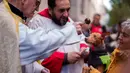 Acara ini lebih dikenal semacam Festival Hari Santo Antonius yang digelar setiap tahunnya sebagai bentuk peringatan akan sosok San Anthony yang dikenal sebagai santo pelindung binatang. (AP Photo/Manu Fernandez)