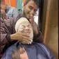 Cukur Rambut Unik di Nepal, Wajah Pria Dicuci di Tempat Bekas Cuci Piring.&nbsp; foto: TikTok @sadamm.jpg