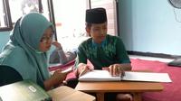 Anak penyandang disabilitas belajar membaca Al-Quran. Foto: Y-AMI.