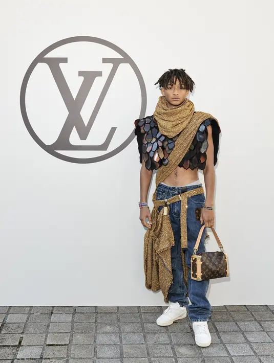 Jaden Smith memamerkan ototnya dngan mengenakan vest dan jeans. Aksen oversized buff dan selempat berwarna cokelat memberi kesan etnik yang khas. (Louis Vuitton)