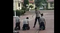 Tangkapan video viral oknum perwira Polri aniaya anak buah. (Ist)