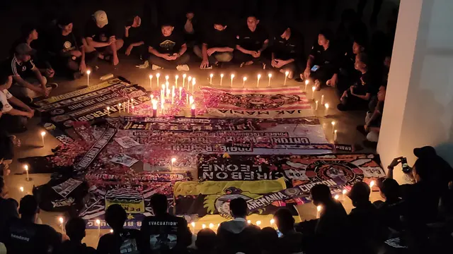 Gabungan Suporter di Cirebon Gelar Doa Bersama Tragedi di Stadion Kanjuruhan
