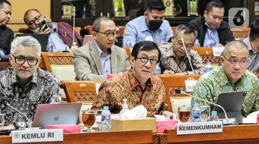 Menteri Hukum dan HAM RI Yasonna Laoly (tengah) mengikuti Rapat Kerja dengan Komisi III DPR RI di gedung Parlemen, Jakarta, Senin (5/12/2022). Rapat kerja membahas RUU tentang pengesahan perjanjian antara Pemerintah Republik Indonesia dengan Pemerintah Republik Singapura tentang ekstradisi buronan. (Liputan6.com/Angga Yuniar)