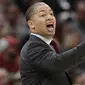 Pelatih Cleveland Cavaliers, Tyronn Lue memberikan arahan kepada pemainnya saat melwan Indiana Pacers pada laga NBA basketball di Quicken Loans Arena, Cleveland, Kamis, (2/11/2017) pagi WIB. Cleveland kalah 107-124. (AP/Tony Dejak)