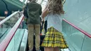 <p>Perempuan asal Bali ini mengunggah lima foto dirinya memakai seragam sekolah ala murid di Korea Selatan. Luna memakai kemeja putih lengan pendek yang dipadupadankan dengan rok mini motif kotak berwarna kuning. Bawahan yang dipilih membuat kaki jenjang nan ramping milik Luna semakin terekspos. (Instagram/lunamaya)</p>