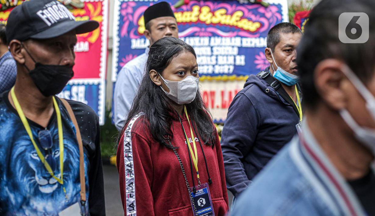 Keluarga korban tragedi Kanjuruhan usai mendatangi Kantor Komisi Nasional Hak Asasi Manusia (Komnas HAM) di Jakarta, Kamis (17/11/2022). Pertemuan yang berlangsung secara tertutup tersebut hendak menyampaikan aspirasi terkait peristiwa pada 1 Oktober 2022 yang menewaskan 135 orang suporter sepak bola. (Liputan6.com/Faizal Fanani)