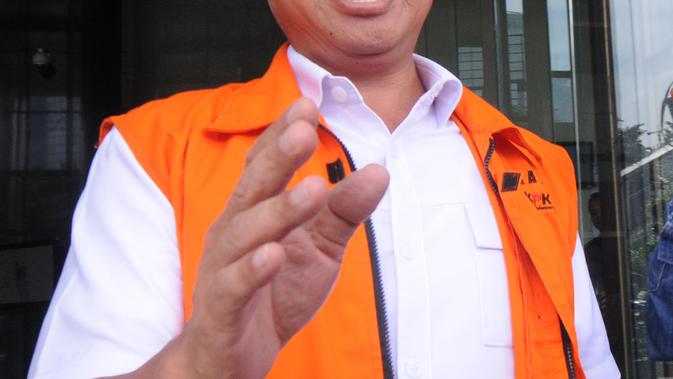 Wali Kota Malang nonaktif, Mochammad Anton tersenyum saat keluar dari gedung KPK untuk menjalani perawatan di RSCM, Jakarta, Kamis (12/4). Anton merupakan tersangka kasus dugaan suap pembahasan APBD-P Pemkot Malang TA 2015. (Merdeka.com/Dwi Narwoko)