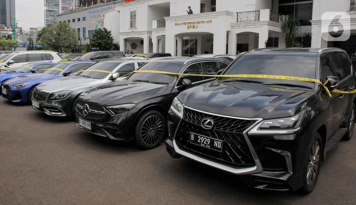 Deretan mobil mewah yang disita oleh penyidik Subdit Jatanras Ditreskrimum Polda Metro Jaya sebagai barang bukti kasus dugaan penyalahgunaan wewenang pemblokiran situs judi online yang melibatkan pegawai Kementerian Komunikasi dan Digital (Komdigi). (Liputan6.com/Herman Zakharia)
