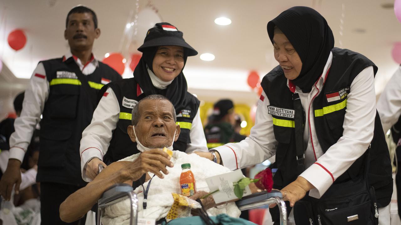 Petugas PPIH Arab Saudi Daker Makkah melayani jemaah haji lanjut usia (lansia) saat hendak umrah.
