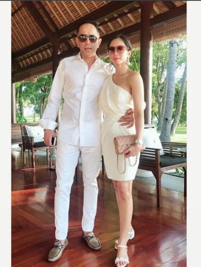 Bunga Zainal di pernikahan Nadine Chandrawinata