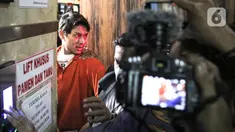 Artis Rizky Billar dihadirkan saat rilis kasus kekerasan dalam rumah tangga (KDRT) terhadap istrinya Lesti Kejora di Mapolres Jakarta, Kamis (13/10/2022). Setalah menjalani pemeriksaan di Polres Metro Jakarta Selatan, polisi secara resmi mengeluarkan surat penahanan terhadap Rizky Billar. (Liputan6.com/Faizal Fanani)