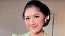 Dalam prosesi langkahan tersebut, Erina Gudono tampak anggun menggunakan kebaya berwarna hijau. Penampilan calon istri Kaesang Pangarep ini juga begitu menawan dengan sanggulnya. (Liputan6.com/IG/@hennajogja)