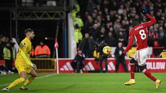 Pemain Nottingham Forest, Cheikhou Kouyate (kanan), yang sudah berhadapan satu lawan satu dengan penjaga gawang Tottenham Hotspur, Guglielmo Vicario, gagal mencetak gol dalam pertandingan pekan ke-17 Liga Inggris 2023/2024 yang berlangsung di The City Ground, Sabtu (16/12/2023) dini hari WIB. (AFP/Oli Scarff)
