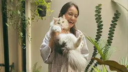Pemilik nama panjang Enzy Storia Leovarisa ini terkenal dengan guyonannya yang lucu saat memandu acara talkshow. Enzy yang receh ternyata juga sering tertawa dan tanpa sengaja diabadikan melalui lensa kamera. Foto candid Enzy bersama kucing peliharaan ini banjir like dan komentar dari netizen. (Liputan6.com/IG/@enzystoria)