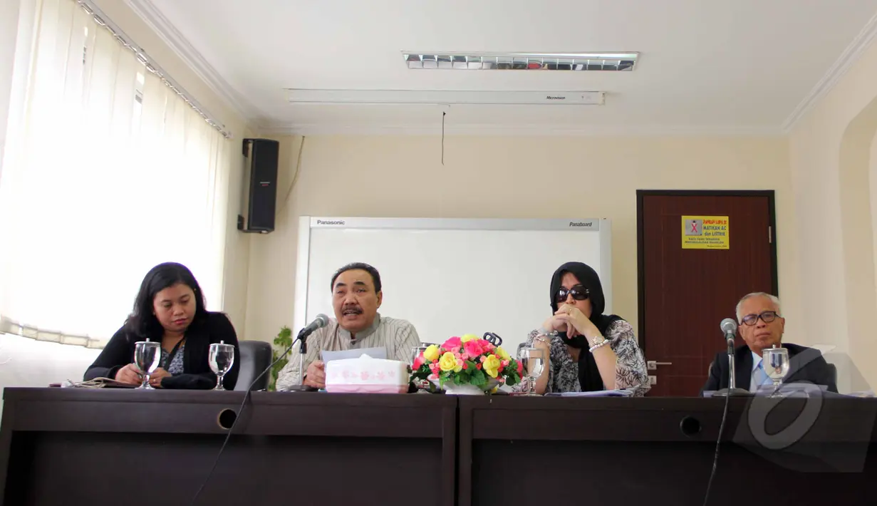 Lembaga Perlindungan Saksi dan Korban (LPSK) mengadakan konferensi pers di Kantor LPSK, Jalan Proklamasi, Jakarta, Senin (6/4/2015). (Liputan6.com/Helmi Afandi)