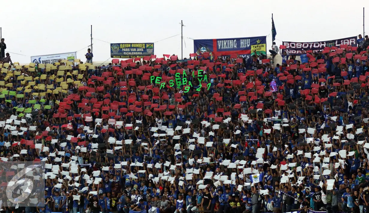 Ribuan suporter membuat koreografi jelang menyaksikan laga Persib melawan Mitra Kukar di Stadion Si Jalak Harupat, Bandung, Sabtu (10/10/2015). Persib lolos ke final Piala Presiden 2015 dengan agregat 3-2. (Liputan6.com/Helmi Fithriansyah)