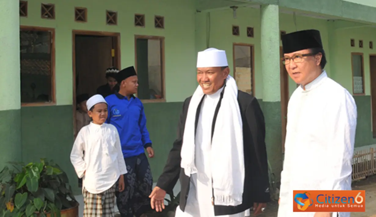 Citizen6, Bogor: MKP Sharif C Sutardjo, diampingi Pimpinan Pondok Pesantren Nurul Huda KH. Asep Abdul Yazid meninjau Ponpes Nurul Huda di Cijeruk Kabupaten Bogor. (Pengirim: Efrimal Bahri).