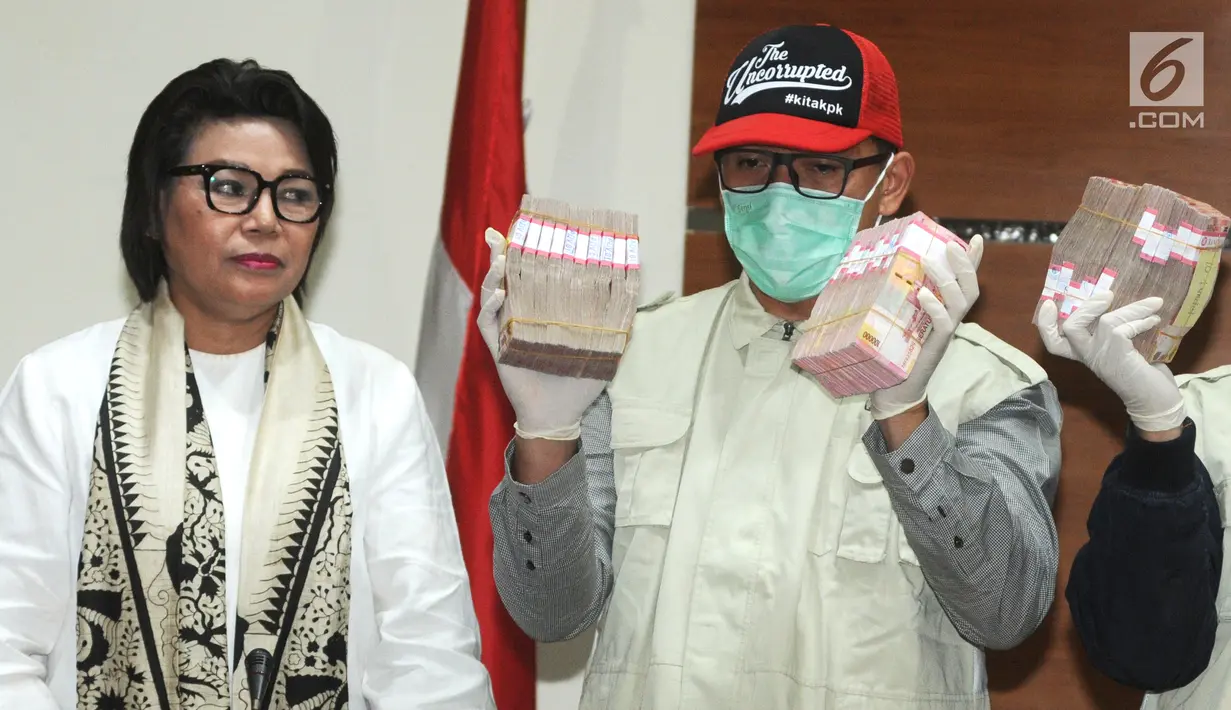 Penyidik didampingi Wakil Pimpinan KPK Basaria Panjaitan menunjukkan barang bukiti uang OTT Bupati Mesuji Khamami senilai Rp 1,2 M di gedung KPK, Jakarta, Kamis (24/1). KPK menetapkan 5 tersangka terkait fee suap infrastruktur. (merdeka.com/Dwi Narwoko)