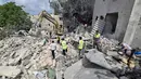 Para pekerja pertahanan sipil Lebanon menyisir reruntuhan, sehari setelah serangan Israel di desa Deir Qanun al-Nahr, Lebanon Selatan, pada Rabu 20 Mei 2026. (KAWNAT HAJU/AFP)