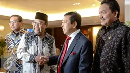 Ketua DPR Setya Novanto (kedua kanan) menjabat tangan Ketua BPK Haris Azhar di Ruang Pimpinan DPR, Jakarta, Senin (13/7/2015). Dalam kesempatan itu BPK menyerahkan hasil audit kesiapan Pilkada serentak kepada DPR. (Liputan6.com/Faizal Fanani)