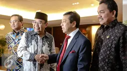 Ketua DPR Setya Novanto (kedua kanan) menjabat tangan Ketua BPK Haris Azhar di Ruang Pimpinan DPR, Jakarta, Senin (13/7/2015). Dalam kesempatan itu BPK menyerahkan hasil audit kesiapan Pilkada serentak kepada DPR. (Liputan6.com/Faizal Fanani)