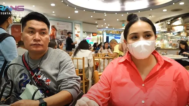 Nagita Slavina ngabuburit di Singapura. (Foto: YouTube/Rans Entertainment)