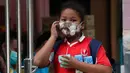 Seorang anak perempuan mengenakan masker meninggalkan sekolah saat polusi udara tingkat tinggi di Bangkok, Thailand (30/1). Polusi buruk dinilai tak sehat untuk seluruh masyarakat, khususnya anak-anak. (AP Photo/Sakchai Lalit)