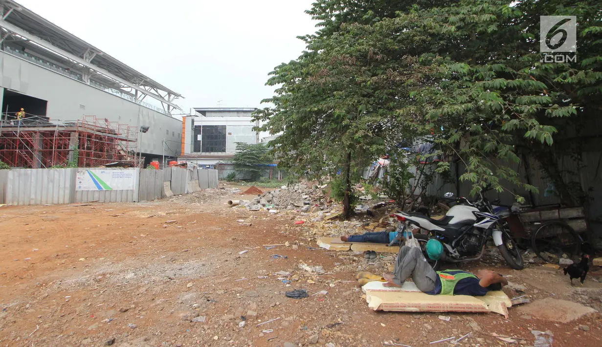 Pekerja beristirahat di lokasi pembangunan Pasar Blok A Fatmawati, Jakarta, Rabu (3/10). Hampir tiga tahun pembangunan kembali Pasar Blok A Fatmawati mangkrak karena dalam pelaksanaannya menemui sejumlah hambatan. (Liputan6.com/Herman Zakharia)