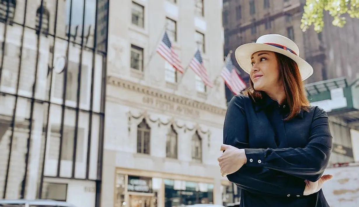 <p>Ia pun nampak cantik mengenakan boater hat yang dipadukan kemeja panjang hitam. @maiaestiantyreal</p>