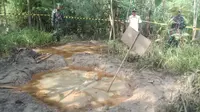 Semburan lumpur bercampur gas dan minyak mentah muncul di Desa Batokan, Kecamatan Kasiman, Kabupaten Bojonegoro, Jawa Timur. (Liputan6.com/ Ahmad Adirin)