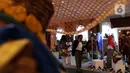 Pengunjung melihat aneka kerajinan dalam pameran UMKM Export BRILian Preneur 2019  di Jakarta Convention Center, Jakarta, Jumat (20/12/2019). UMKM Export BRILian Preneur 2019 menampilkan aneka produk dari 150 UMKM binaan Bank BRI dan Rumah Kreatif BUMN (RKB). (Liputan6.com/Johan Tallo)