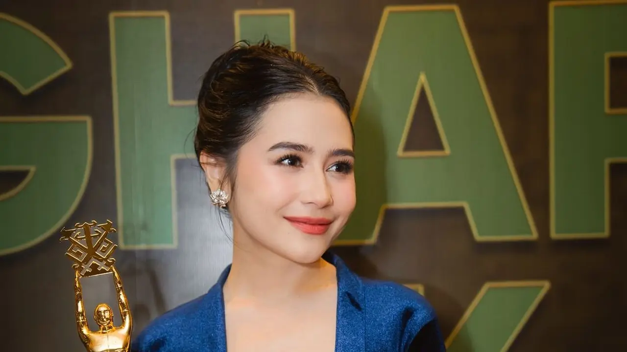 6 Potret Prilly Latuconsina yang Terlihat Makin Ayu dengan Kebaya Kutubaru, Tampilan Body yang Makin Ramping Bikin Salah Fokus