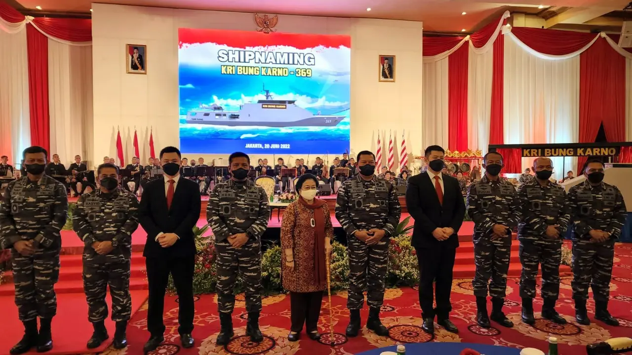 Presiden Kelima RI Megawati Soekarnoputri meresmikan pelabelan kapal korvet milik TNI Angkatan Laut (AL) dengan nama KRI Bung Karno