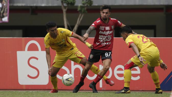 Striker Bali United, Stefano Lilipaly, berusaha melewati pemain Bhayangkara FC pada laga Shopee Liga 1 di Stadion Patriot Chandrabhaga, Bekasi, Jumat (13/9). Bhayangkara bermain imbang 0-0 atas Bali United. (Bola.com/Yoppy Renato)