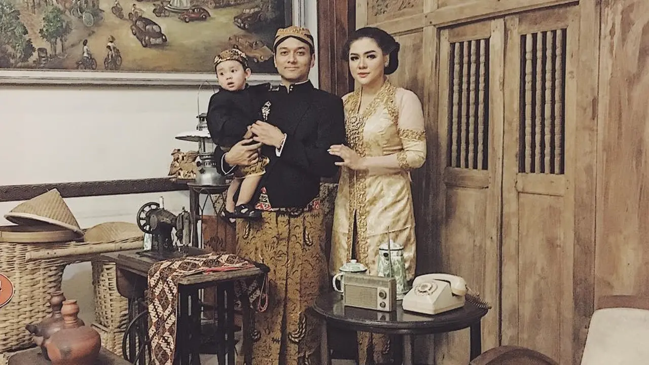 Keluarga Kecil Vicky Shu