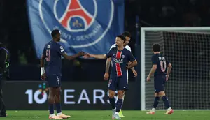 Bek Paris Saint-Germain, Willian Pacho (kiri) dan Warren Zaire-Emery merayakan kemenangan mereka di akhir pertandingan leg pertama babak perempat final Liga Champions 2024/2025 melawan Aston Villa di stadion Parc des Princes, Paris, 9 April 2025 atau Kamis (10/04/2025) dini hari WIB. (FRANCK FIFE/AFP)